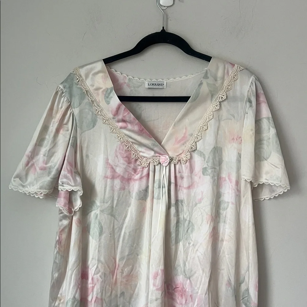 Vtg 80’s Lorraine Made in USA‎ Flowers nightgown size Medium. 🟦